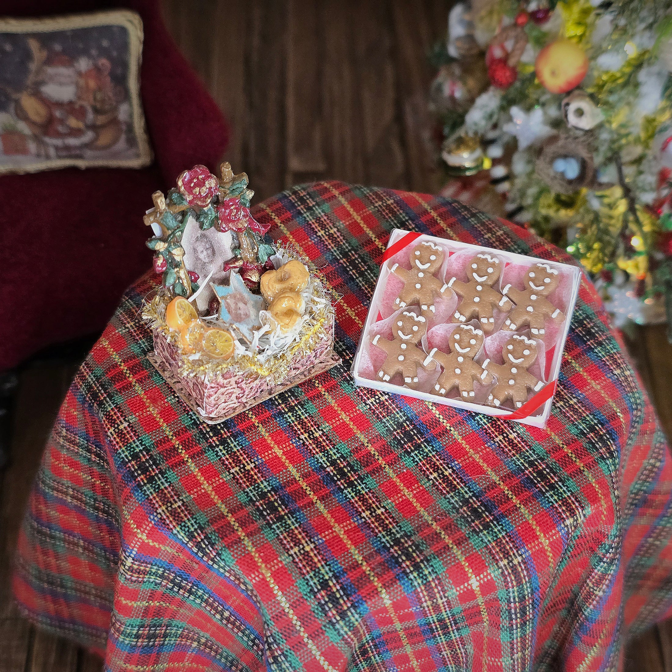 gingerbread cookie gift box and French cookie gift box on table