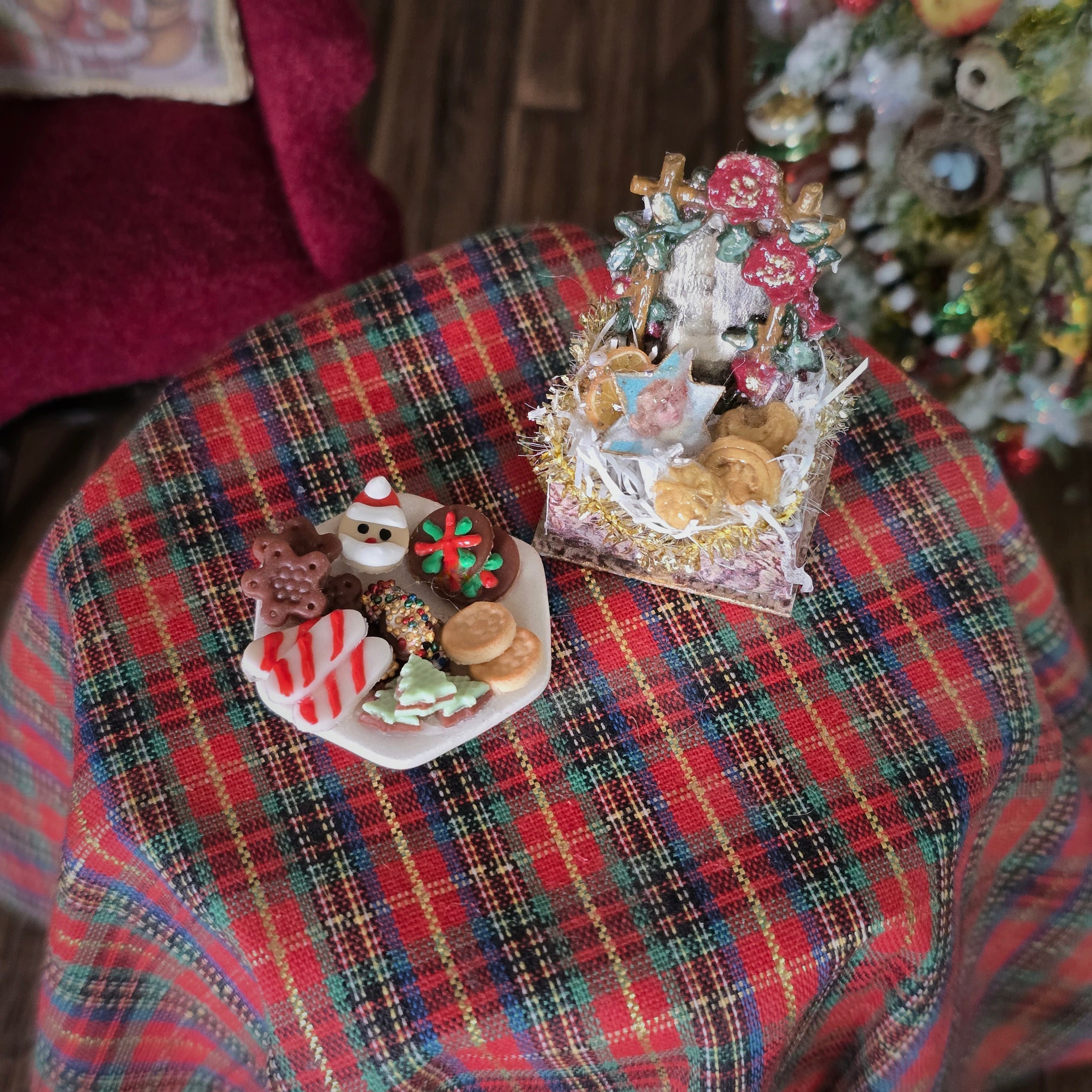 Cookie plate & gift box Christmas dollhouse miniatures, top view