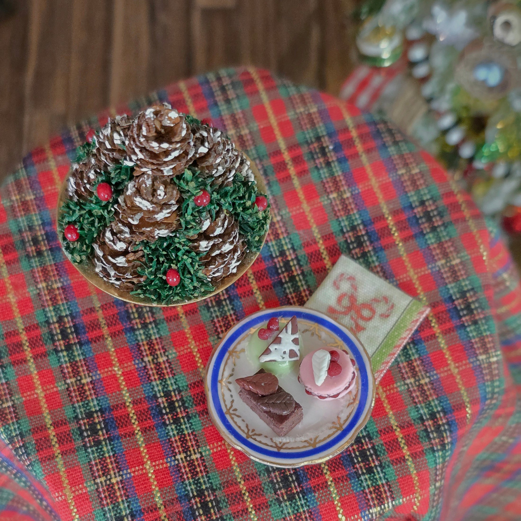 Decorative pine cone centerpiece and pastry plate